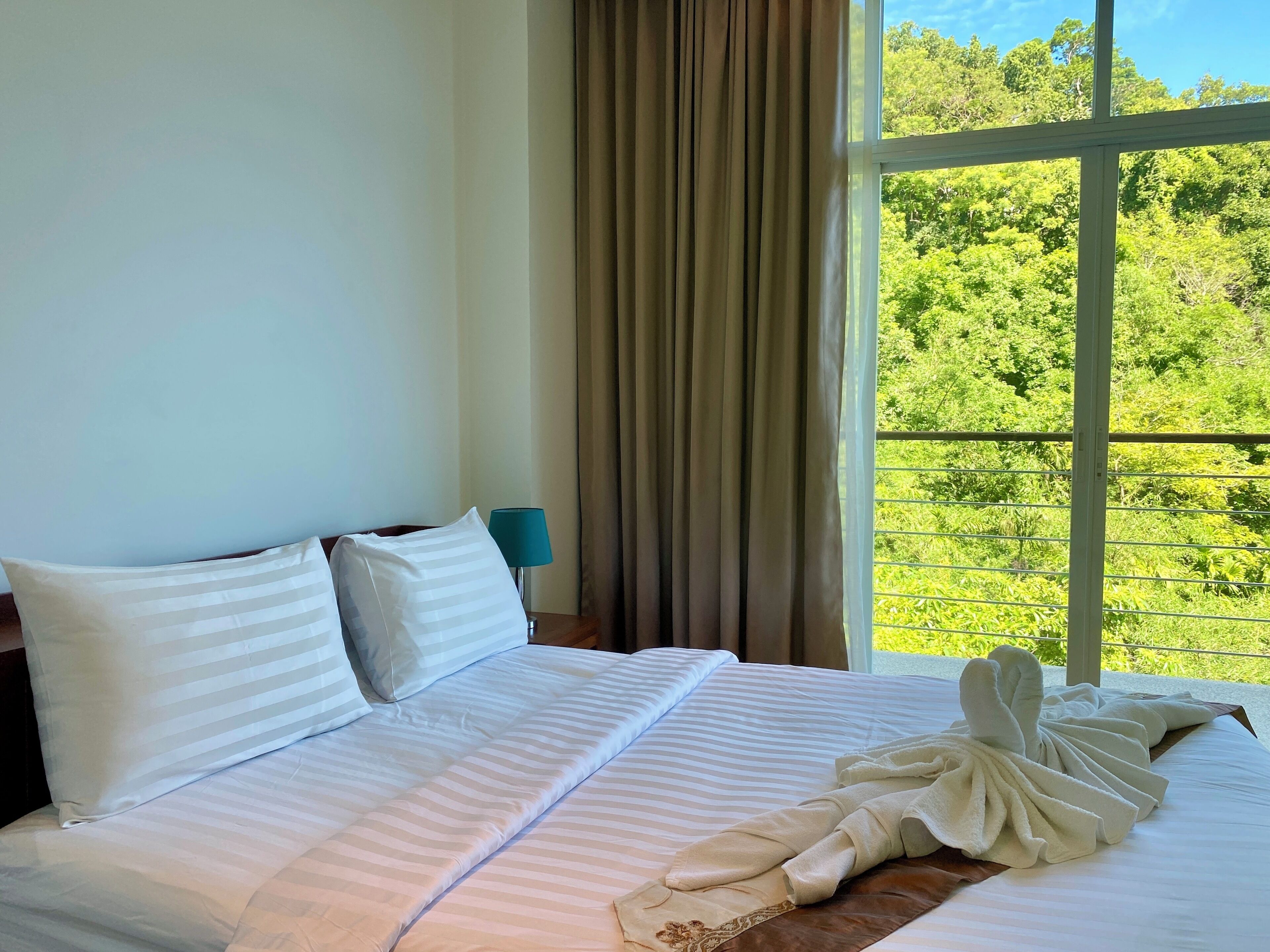 Standaard appartement, 1 tweepersoonsbed, kitchenette, gedeeltelijk uitzicht op zee | Hypoallergeen beddengoed, een minibar, een kluis op de kamer