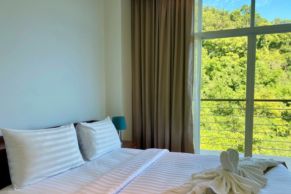 Standard Apartment, 1 Double Bed, Kitchenette, Partial Sea View | 2 bedrooms, hypo-allergenic bedding, minibar, in-room safe