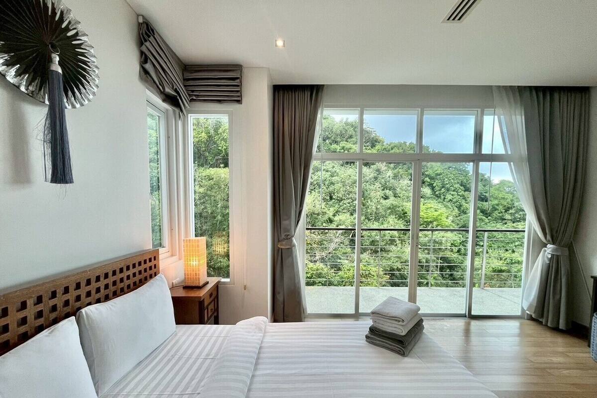 Departamento Deluxe, cocina, vista a la colina | 2 habitaciones, ropa de cama hipoalergénica y minibar