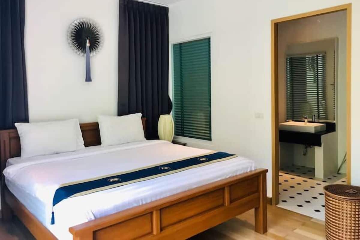 Deluxe Apartment, Kitchen, Hill View | 2 bedrooms, hypo-allergenic bedding, minibar, in-room safe