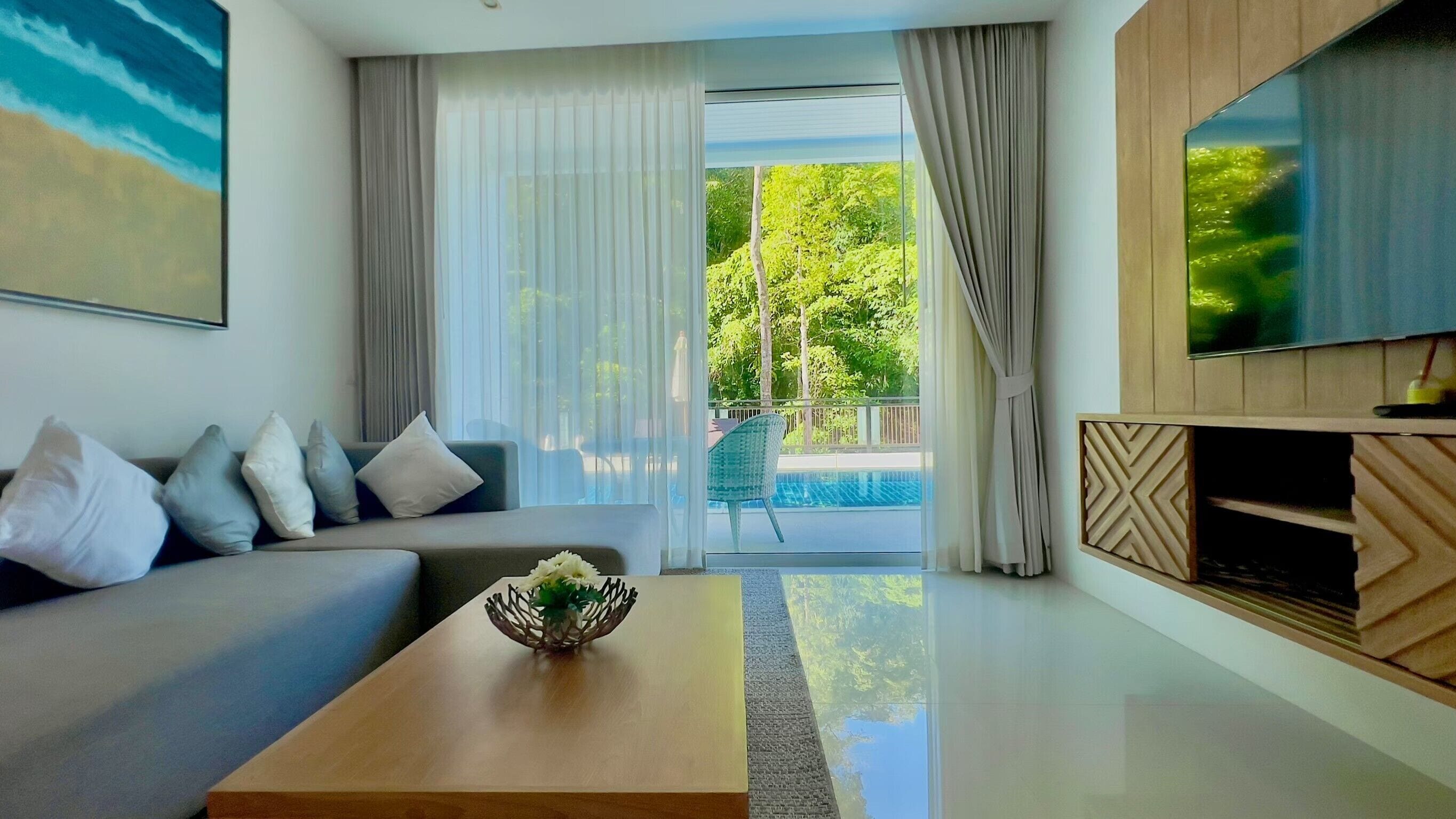 Luxe appartement, 2 slaapkamers, uitzicht op zwembad, uitzicht op gebergte | Woonkamer | Televisie en een dvd-speler