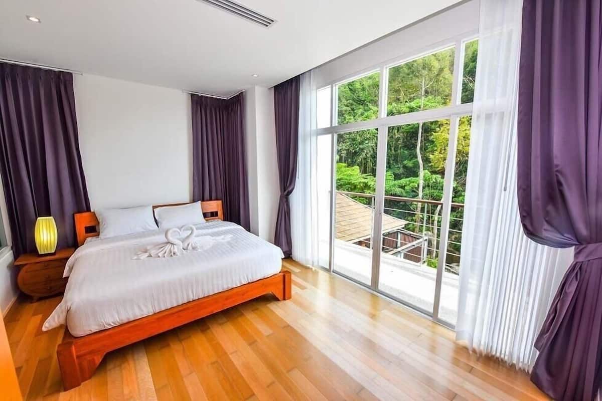 2 bedrooms, hypo-allergenic bedding, minibar, in-room safe