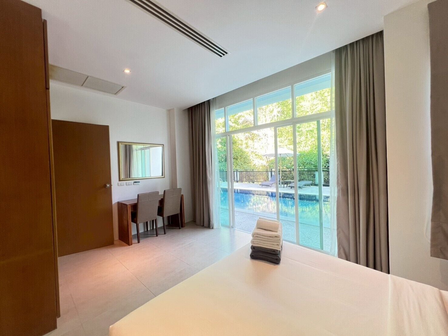 Deluxe appartement, 2 slaapkamers, uitzicht op zwembad | Hypoallergeen beddengoed, een minibar, een kluis op de kamer