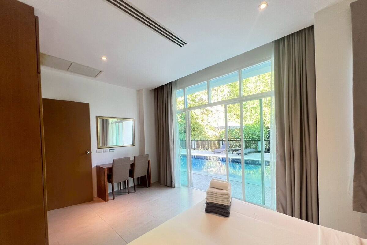 Deluxe Apartment, 2 Bedrooms, Pool View | 2 bedrooms, hypo-allergenic bedding, minibar, in-room safe