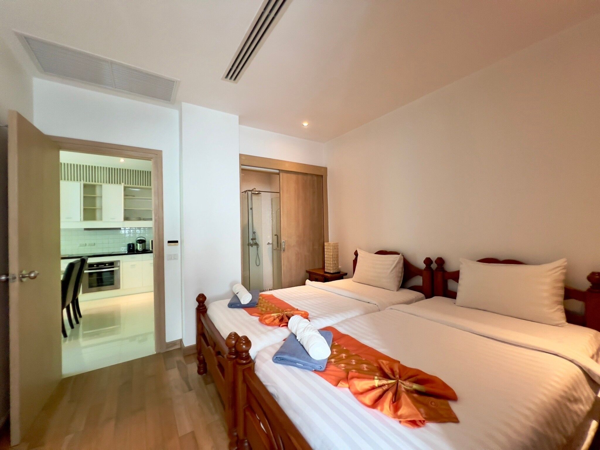 Deluxe appartement, 2 slaapkamers, keuken, gedeeltelijk uitzicht op oceaan | Hypoallergeen beddengoed, een minibar, een kluis op de kamer