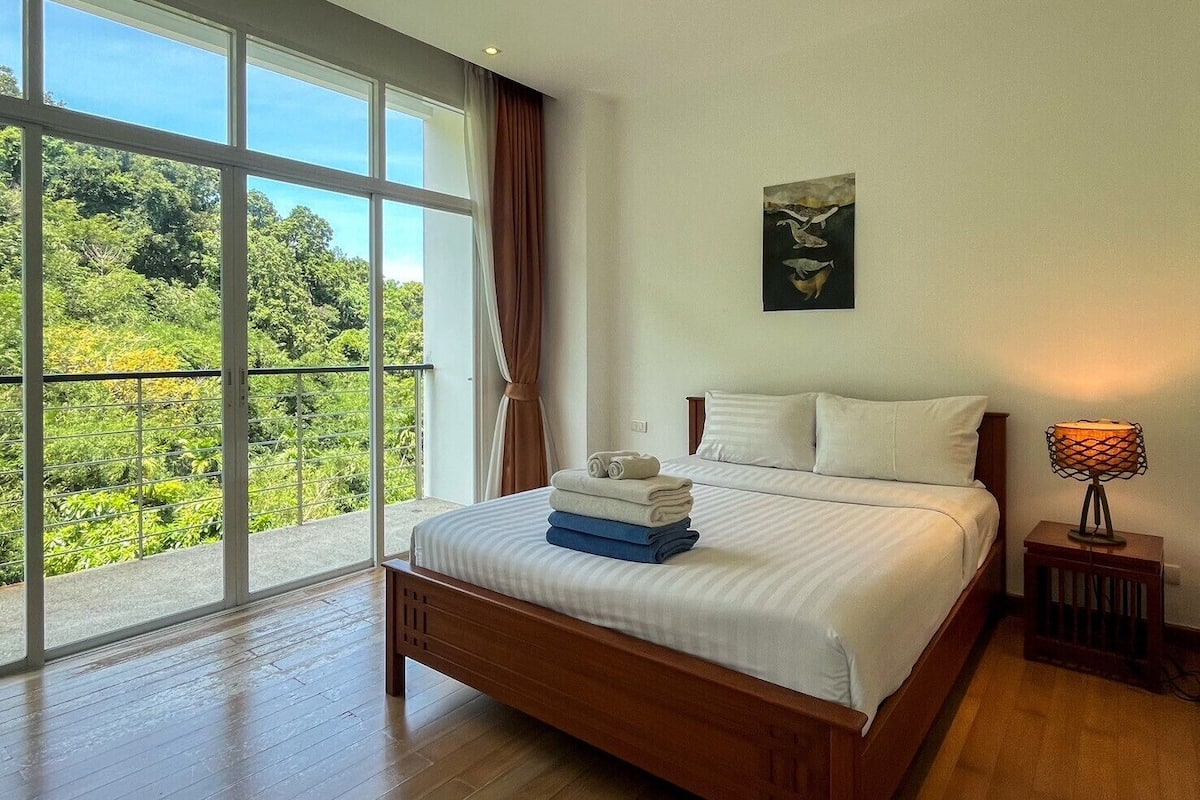 Standard Condo, 1 Bedroom, Mountain View | Hypo-allergenic bedding, minibar, in-room safe, laptop workspace