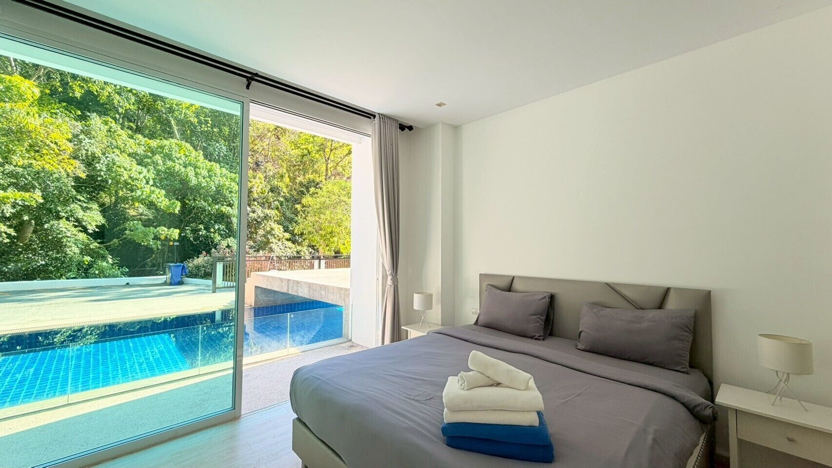 Ropa de cama hipoalergénica y minibar 