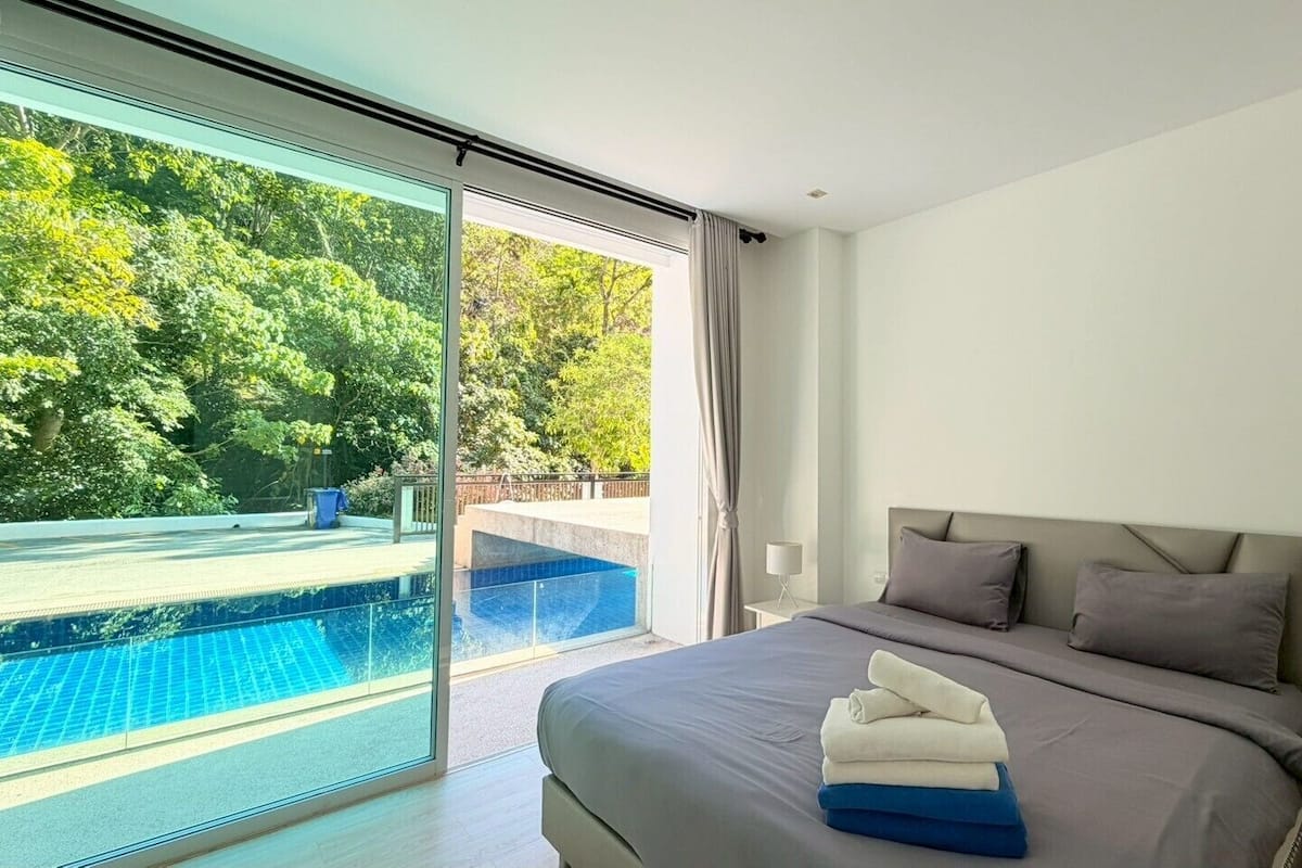 Standard Condo, 1 Bedroom, Pool Access | Hypo-allergenic bedding, minibar, in-room safe, laptop workspace