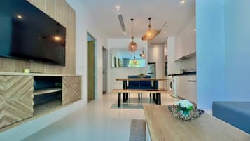 ลักซ์ชัวรี่คอนโด, 2 ห้องนอน, ใช้สระว่ายน้ำได้ | บริเวณนั่งเล่น | ทีวี, เครื่องเล่นดีวีดี