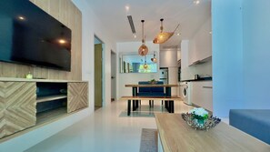 Condo de lujo, 2 habitaciones, acceso a la alberca | Área de sala de estar | Televisión y reproductor de DVD 