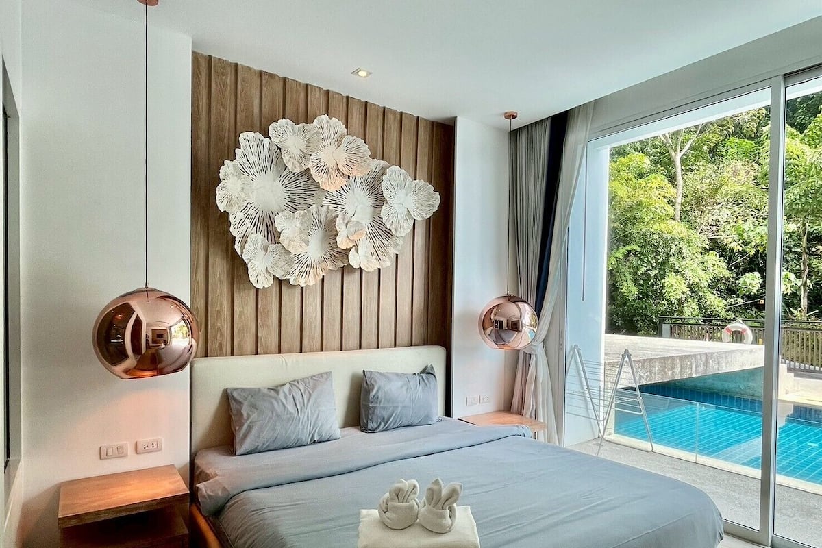 Luxury Apartment, 1 Bedroom, Balcony, Hill View | 2 bedrooms, hypo-allergenic bedding, minibar, in-room safe