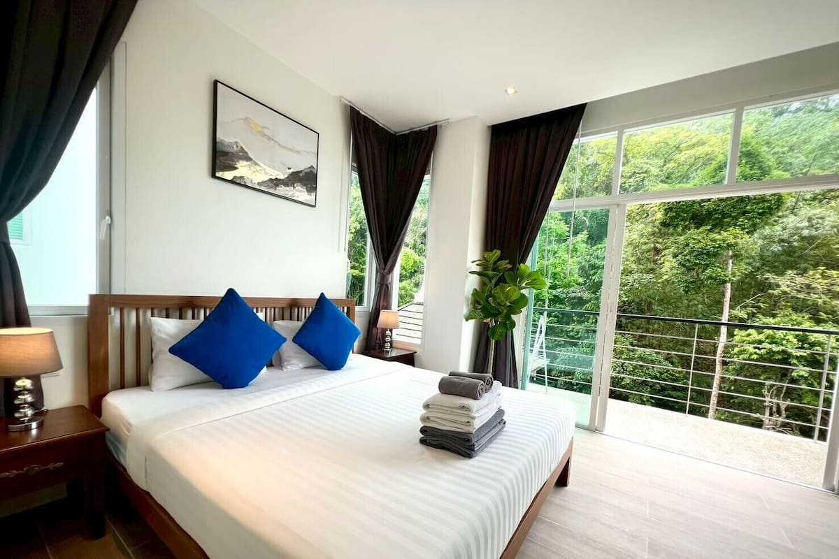 Family Apartment, 2 Bedrooms, Non Smoking, Mountain View | 2 bedrooms, hypo-allergenic bedding, minibar, in-room safe