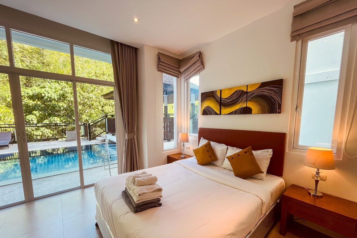 Deluxe Apartment, 2 Bedrooms, Kitchen, Partial Ocean View | 2 bedrooms, hypo-allergenic bedding, minibar, in-room safe