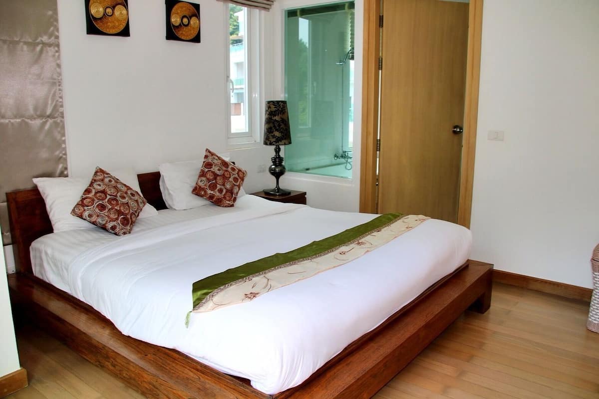 2 bedrooms, hypo-allergenic bedding, minibar, in-room safe