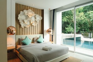 Un dormitorio moderno con una cama grande, vistas a una piscina y un panel de pared de madera.