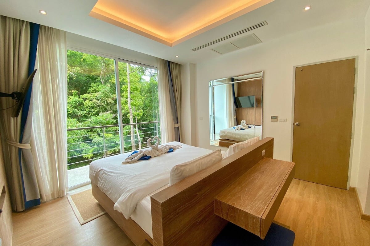 2 bedrooms, hypo-allergenic bedding, minibar, in-room safe