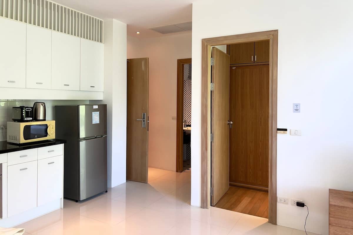 2 bedrooms, hypo-allergenic bedding, minibar, in-room safe