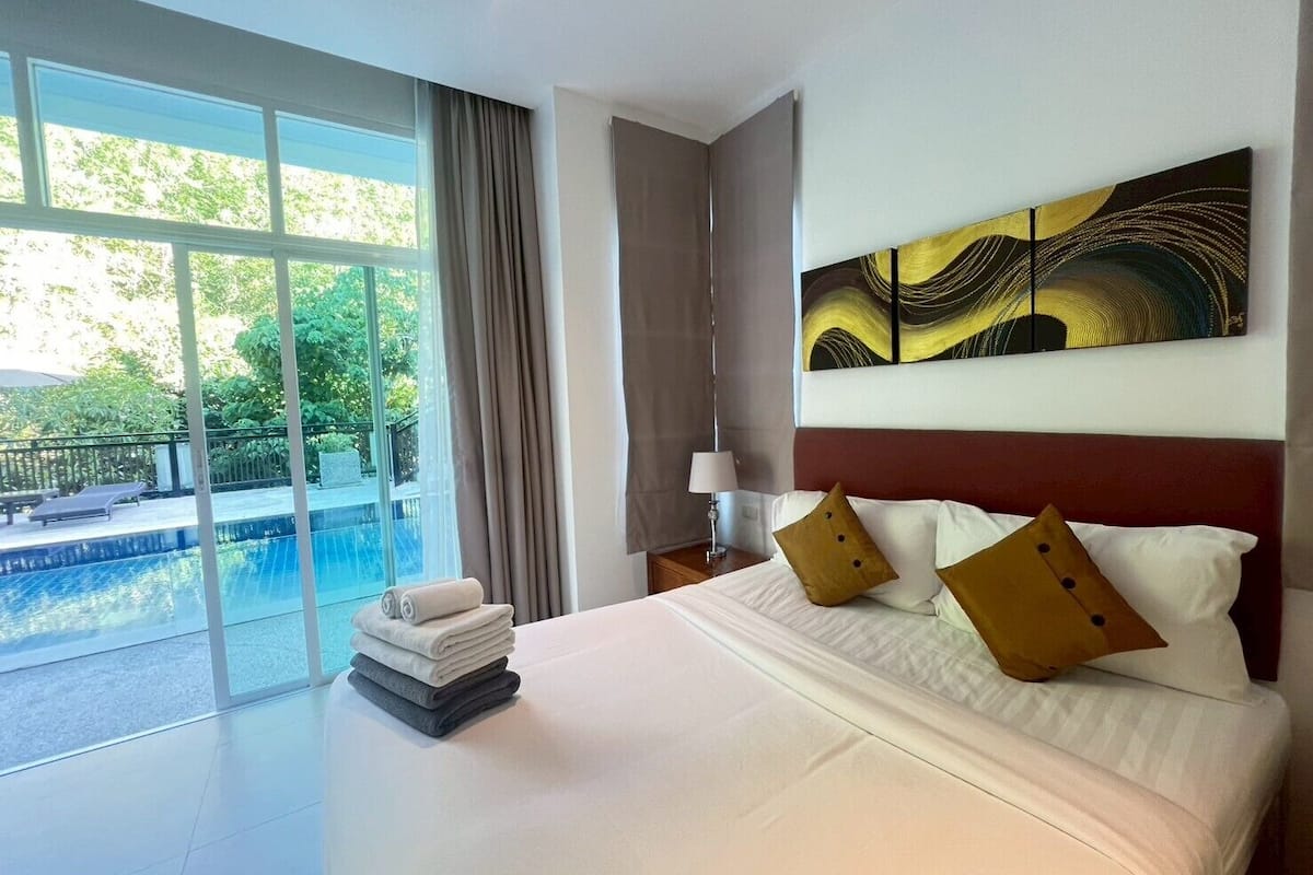 Deluxe Condo, 2 Bedrooms, Pool Access | Hypo-allergenic bedding, minibar, in-room safe, laptop workspace