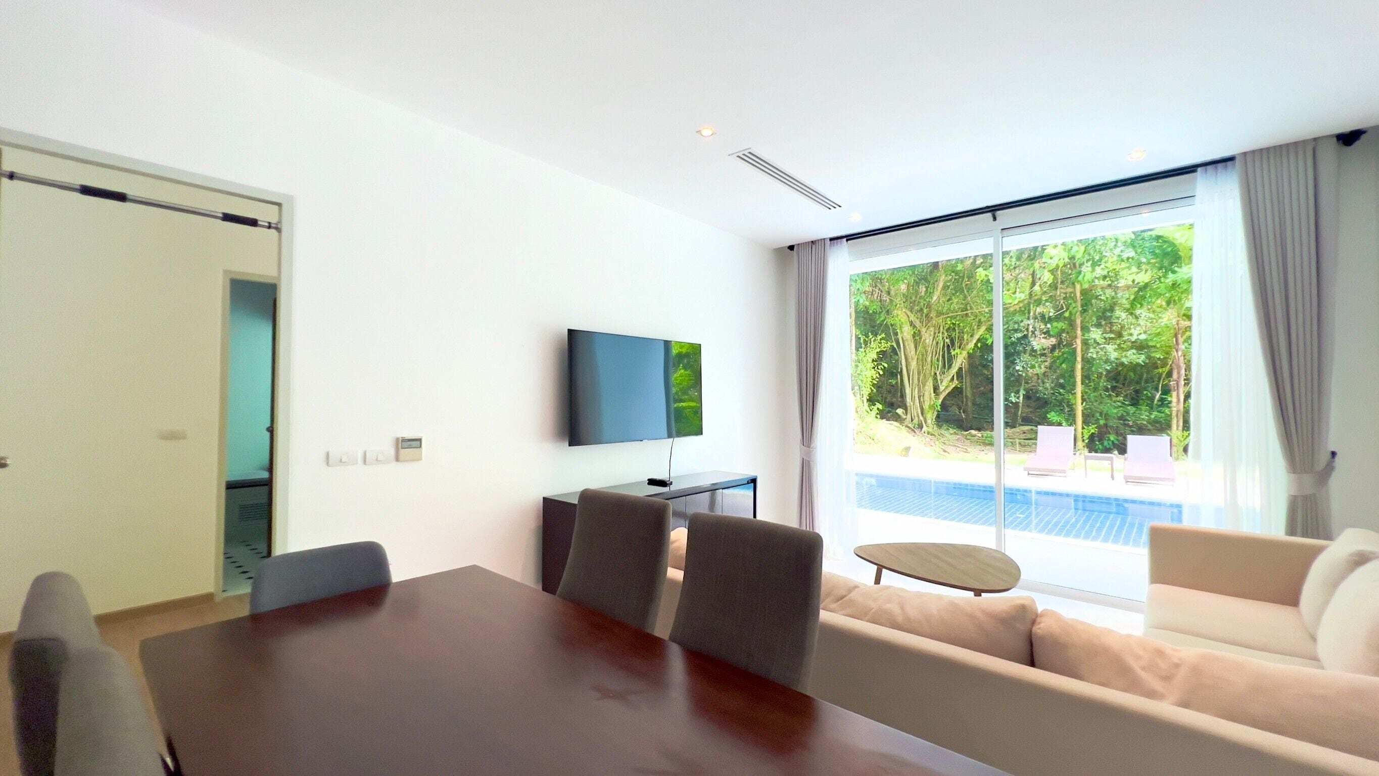 Luxe appartement, 2 slaapkamers, uitzicht op zwembad, uitzicht op gebergte | Woonruimte | Televisie en een dvd-speler