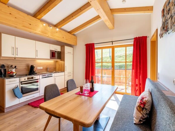 Een koelkast, een microgolfoven, een oven, een vaatwasser