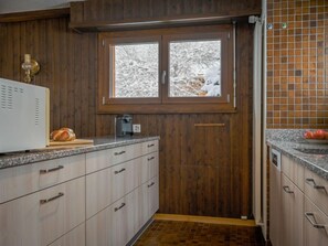 Kjøleskap, mikrobølgeovn, ovn og oppvaskmaskin