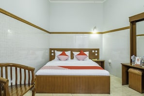 Escritorio, wifi gratis y ropa de cama 