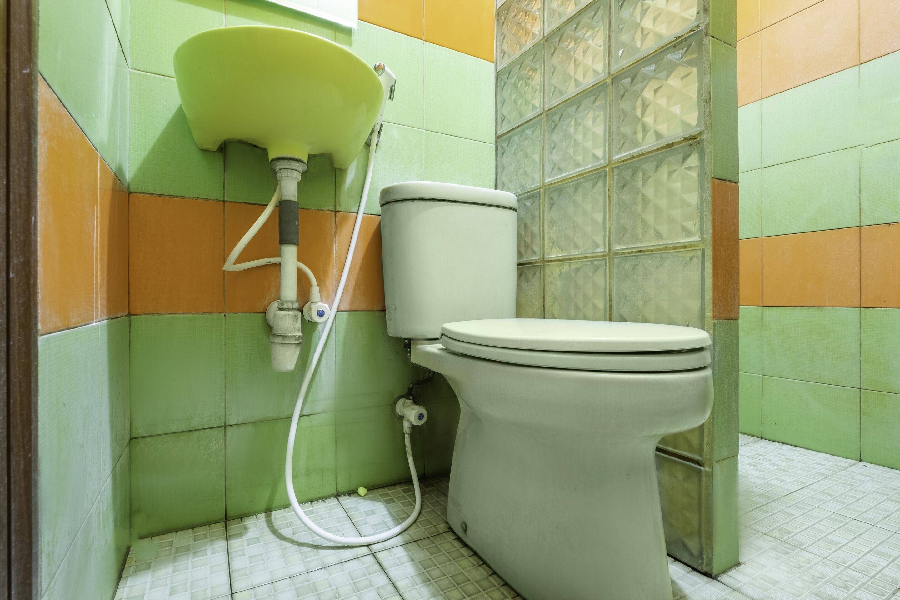 Ein Badezimmer mit Toilette, Waschbecken und Dusche.