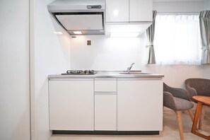 1 Bedroom Apartment (Up to 7 People) | Private kitchen | Fridge, microwave, stovetop, electric kettle - Grandouce Juso-Higashi (Osaka)