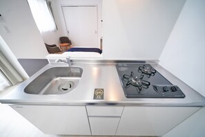 1 Bedroom Apartment (Up to 6 People) | Private kitchen | Fridge, microwave, stovetop, electric kettle - Grandouce Juso-Higashi (Osaka)