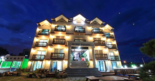 Front of property - evening/night - Inhue Pension (Ulsan)