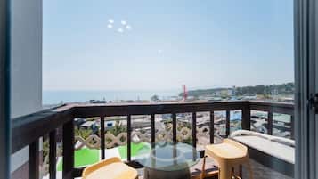 Room (#401) | Terrace/patio