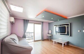 Room (#204) | Living room | Flat-screen TV - Inhue Pension (Ulsan)