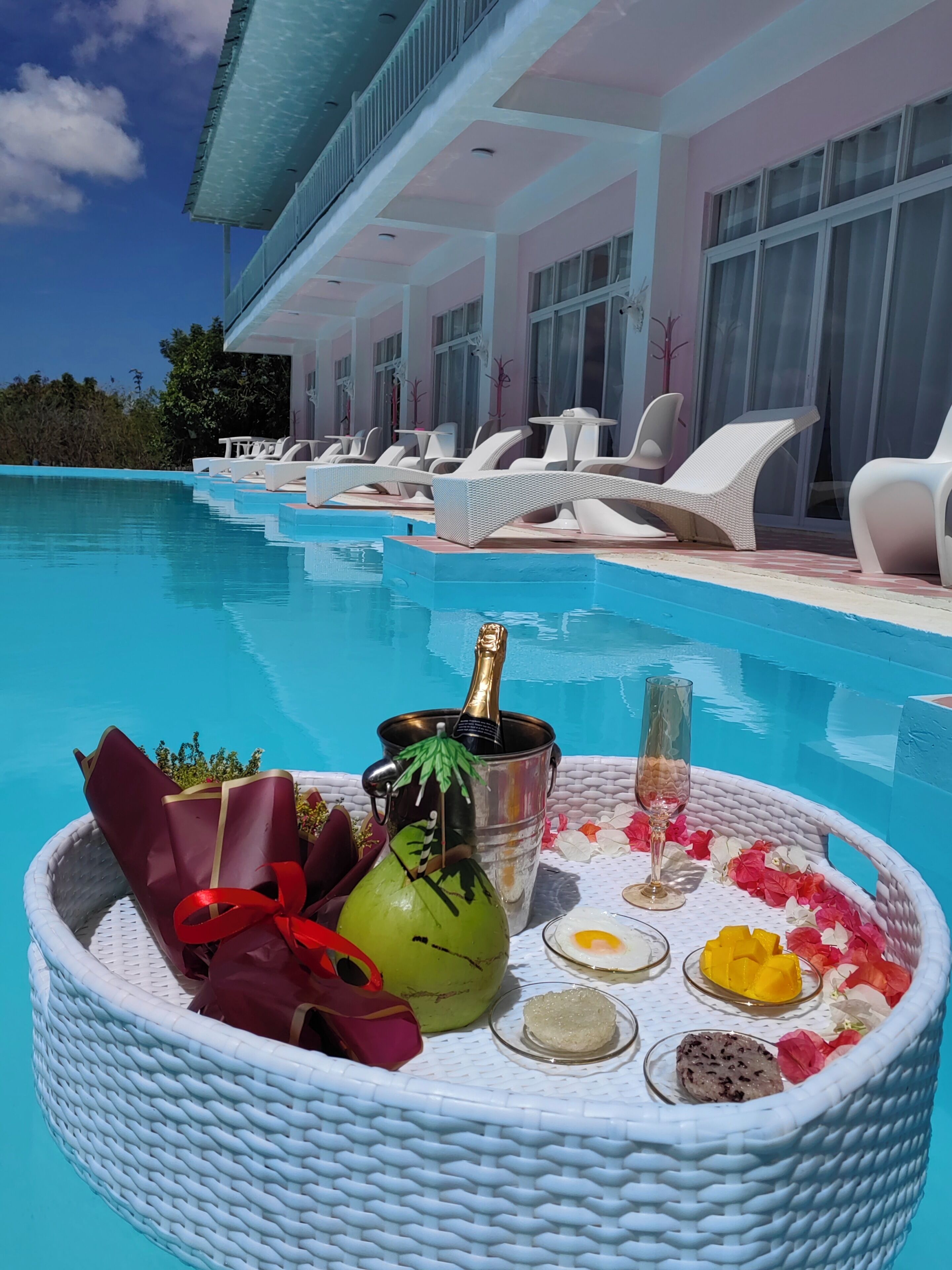 Elite-huone, 1 suuri parisänky, näköala uima-altaalle | Ilmainen Wi-Fi, vuodevaatteet