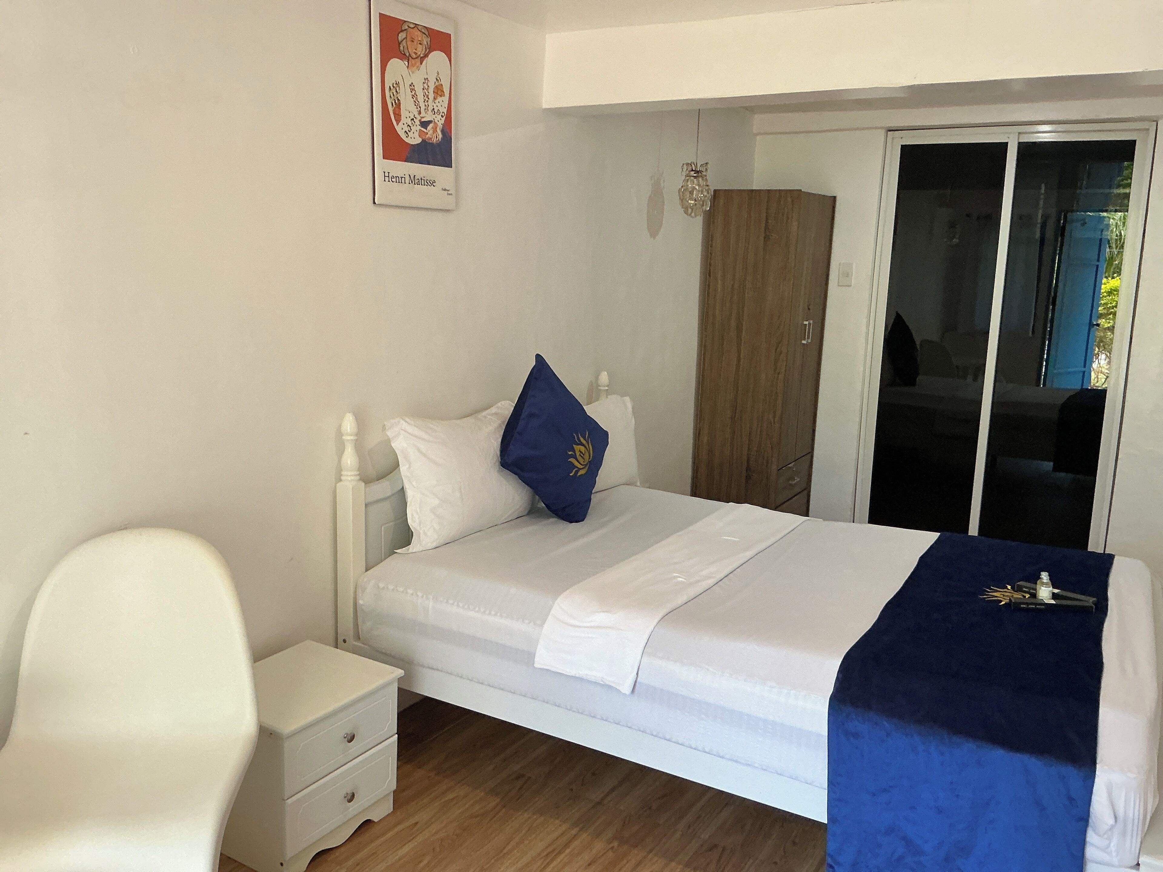 Huone, 1 keskisuuri parisänky | Ilmainen Wi-Fi, vuodevaatteet