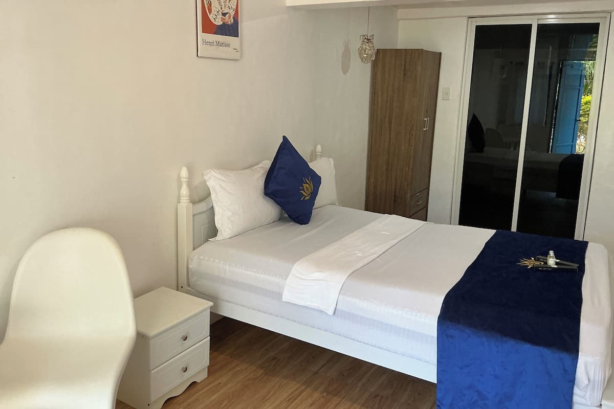 Queen Room | Free WiFi, bed sheets