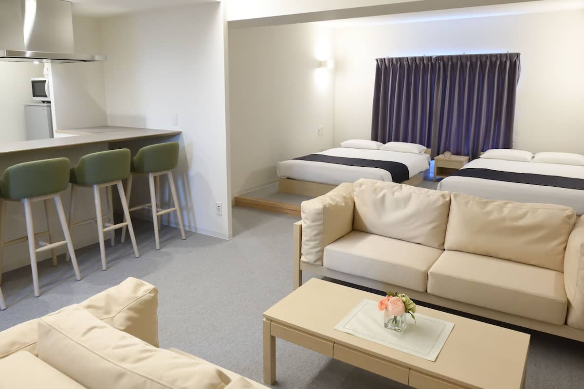 Kamar Keluarga, Bebas Asap Rokok (Luxury) | Meja kerja, tirai kedap cahaya, Wi-Fi gratis, dan seprai linen