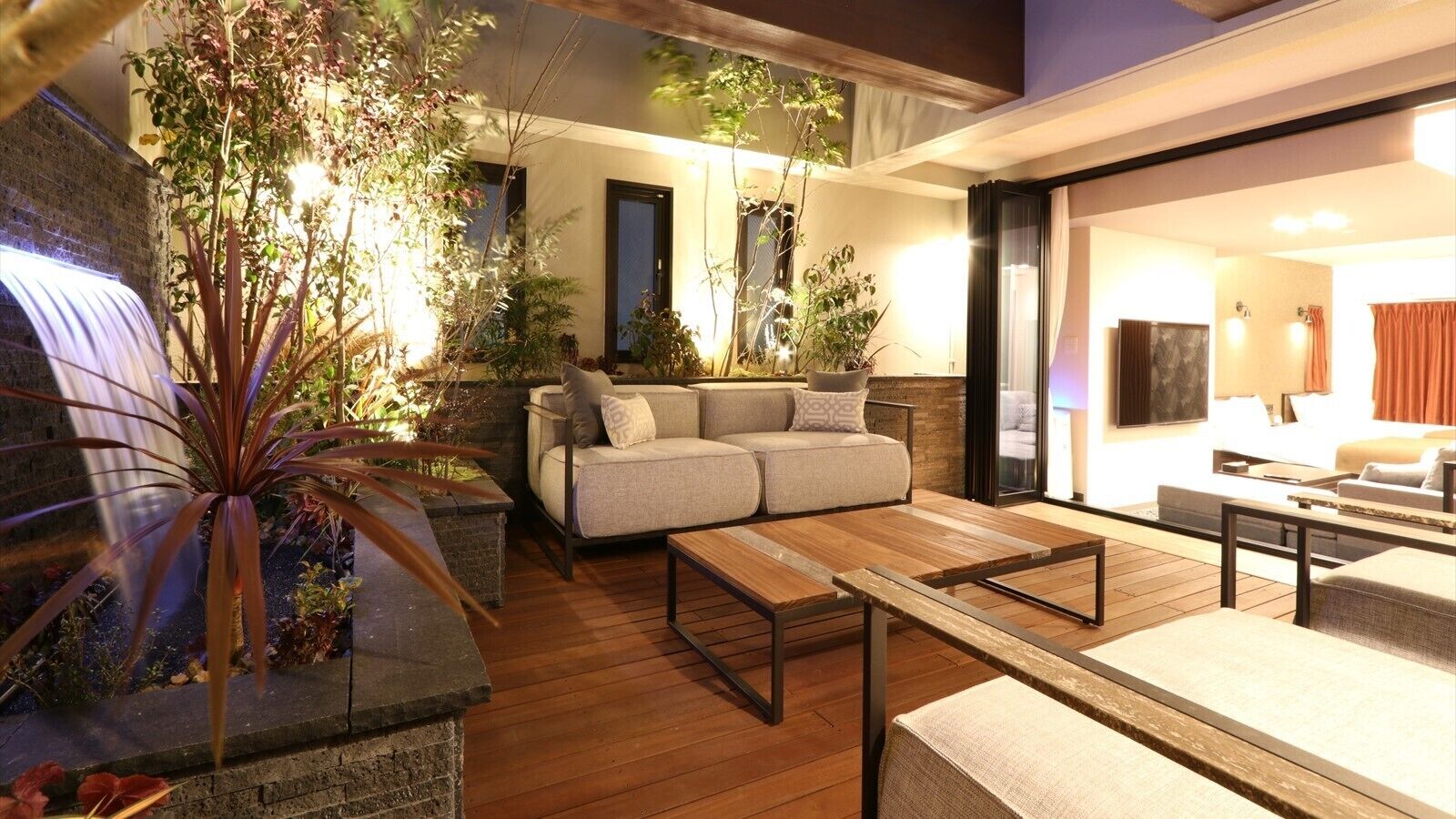 Uma sala de estar moderna com sofá, mesa de centro e um pequeno espaço para refeições.