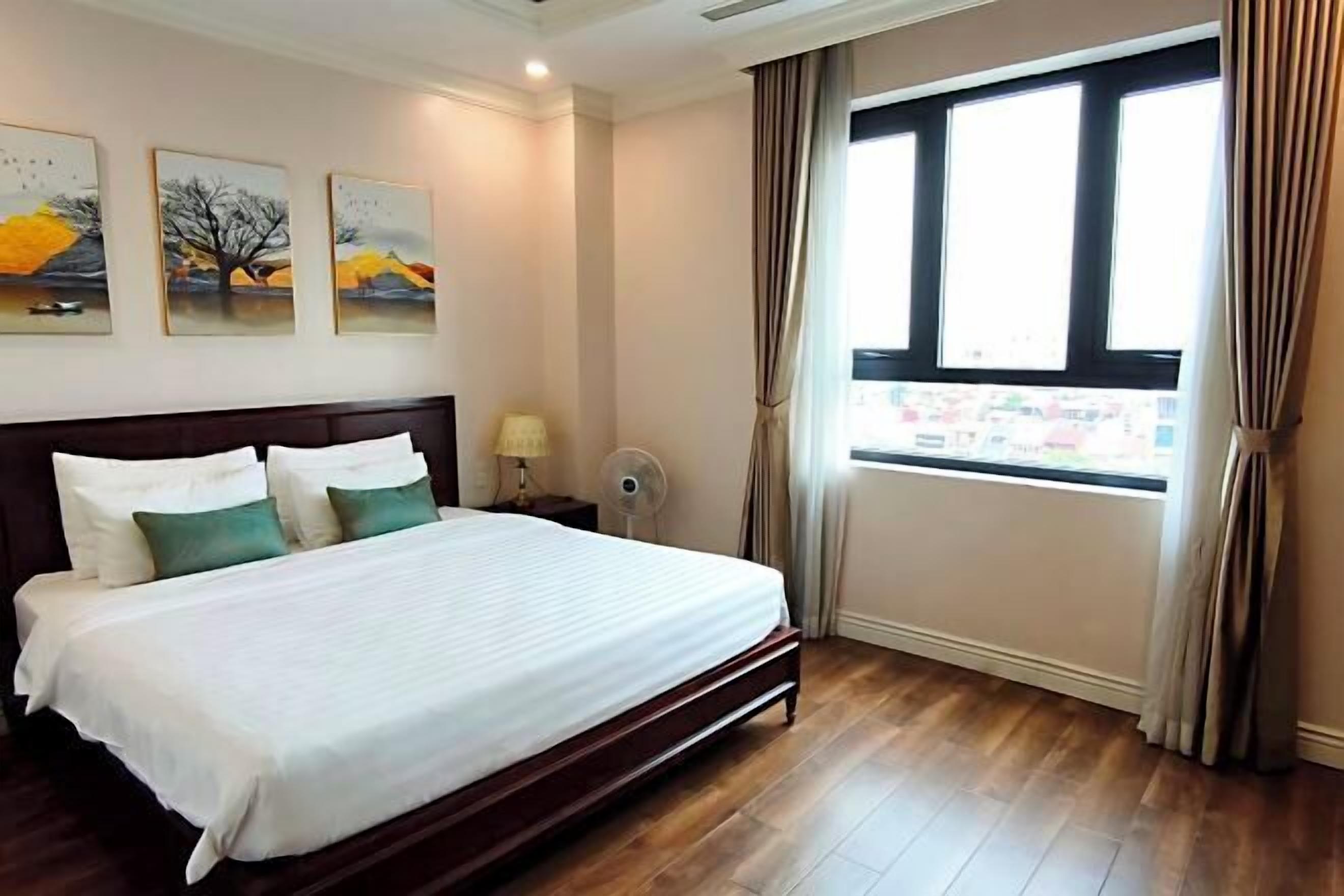 Minibar, desk, soundproofing, iron/ironing board