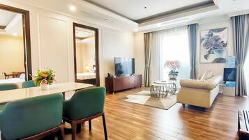 Căn hộ Tiêu chuẩn, 2 phòng ngủ | Khu phòng khách | Smart TV 40-inch có truyền hình kỹ thuật số, TV