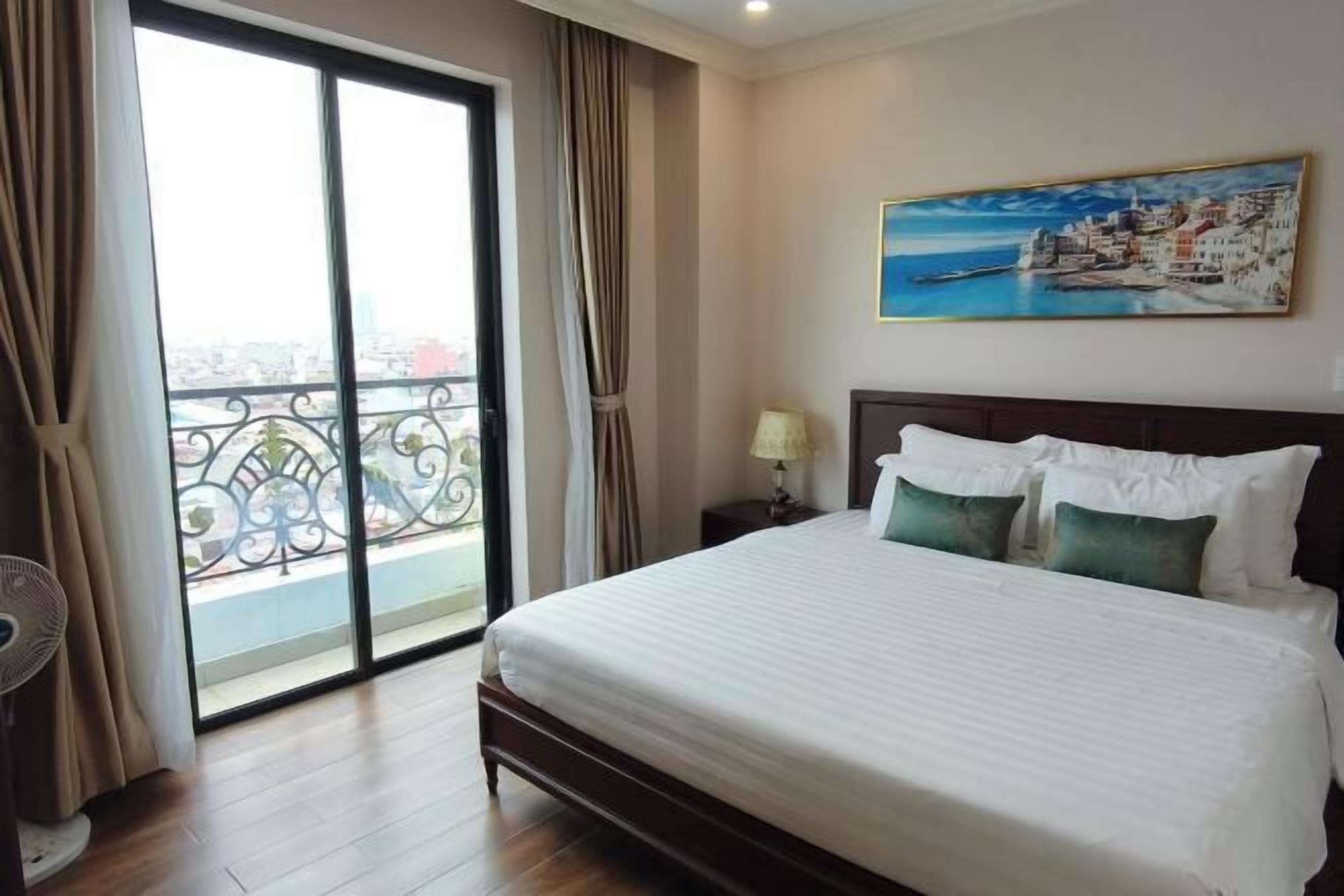 Minibar, desk, soundproofing, iron/ironing board