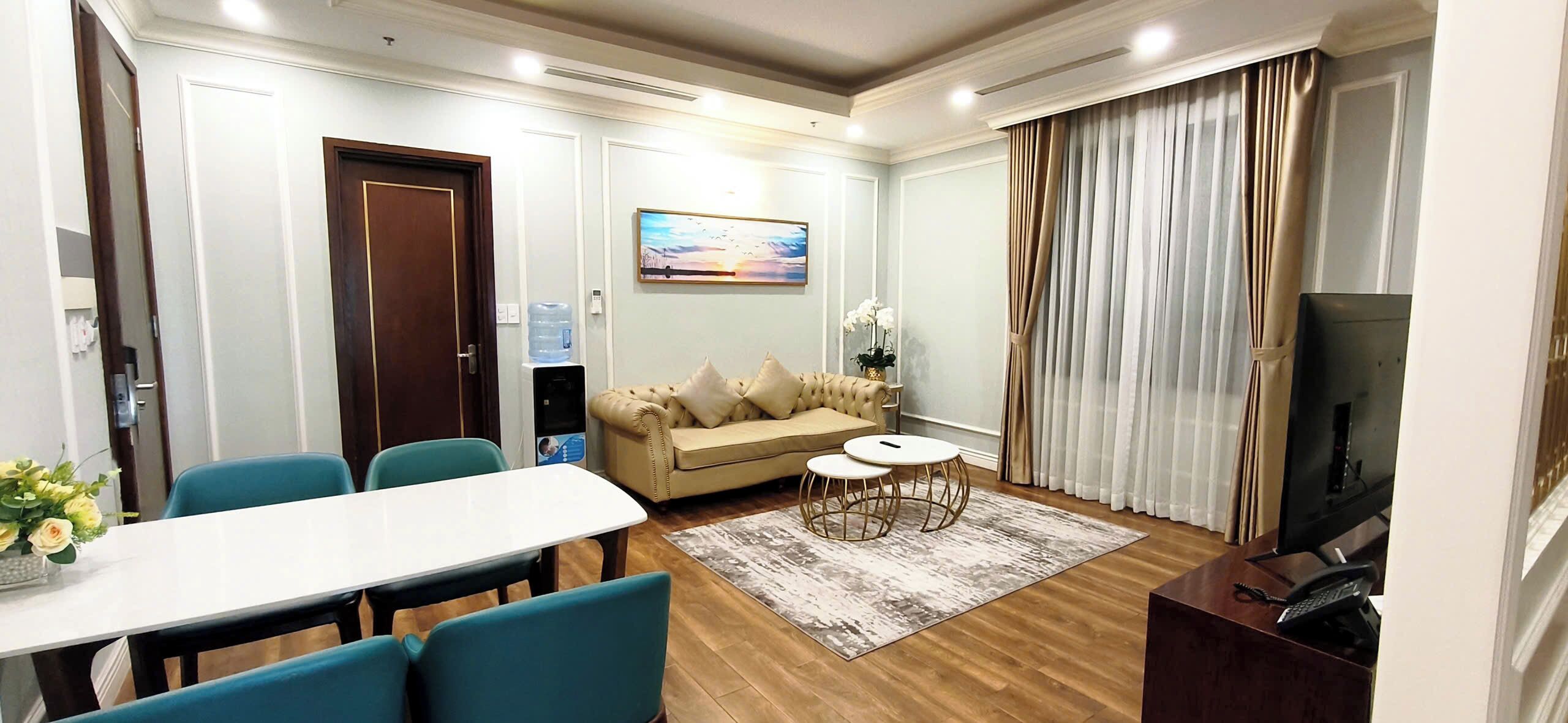 Apartamento sénior, vistas al lago | Zona de estar | Smart TV de 40 pulgadas con canales digitales, una televisión