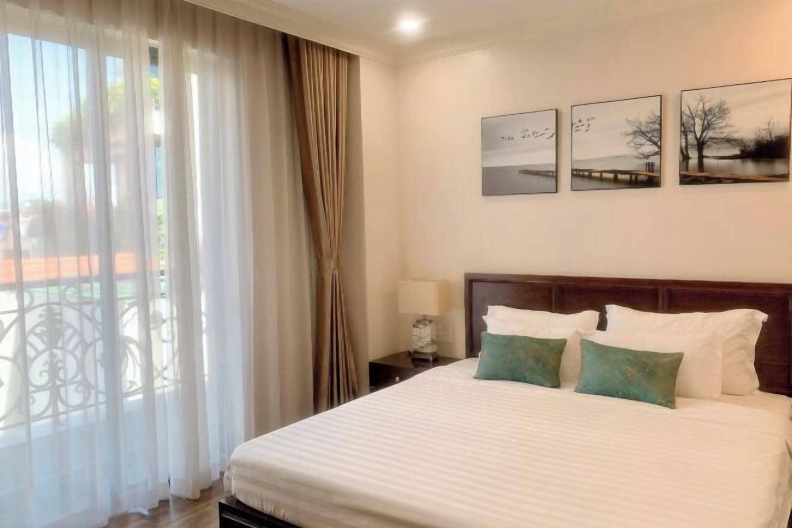 Minibar, bureau, système d’insonorisation, fer et planche à repasser