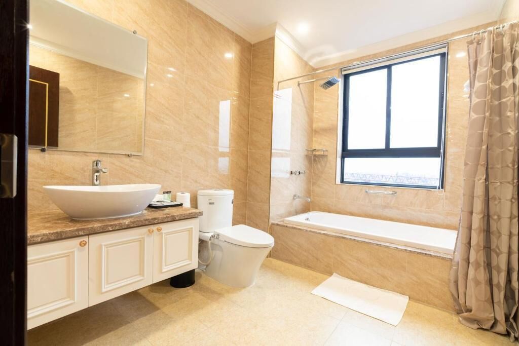 Apartament de luxe, 1 dormitori | Bany | Combinació de dutxa i banyera i articles de tocador gratuïts 