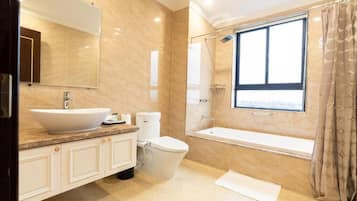 Apartament de luxe, 1 dormitori | Bany | Combinació de dutxa i banyera i articles de tocador gratuïts