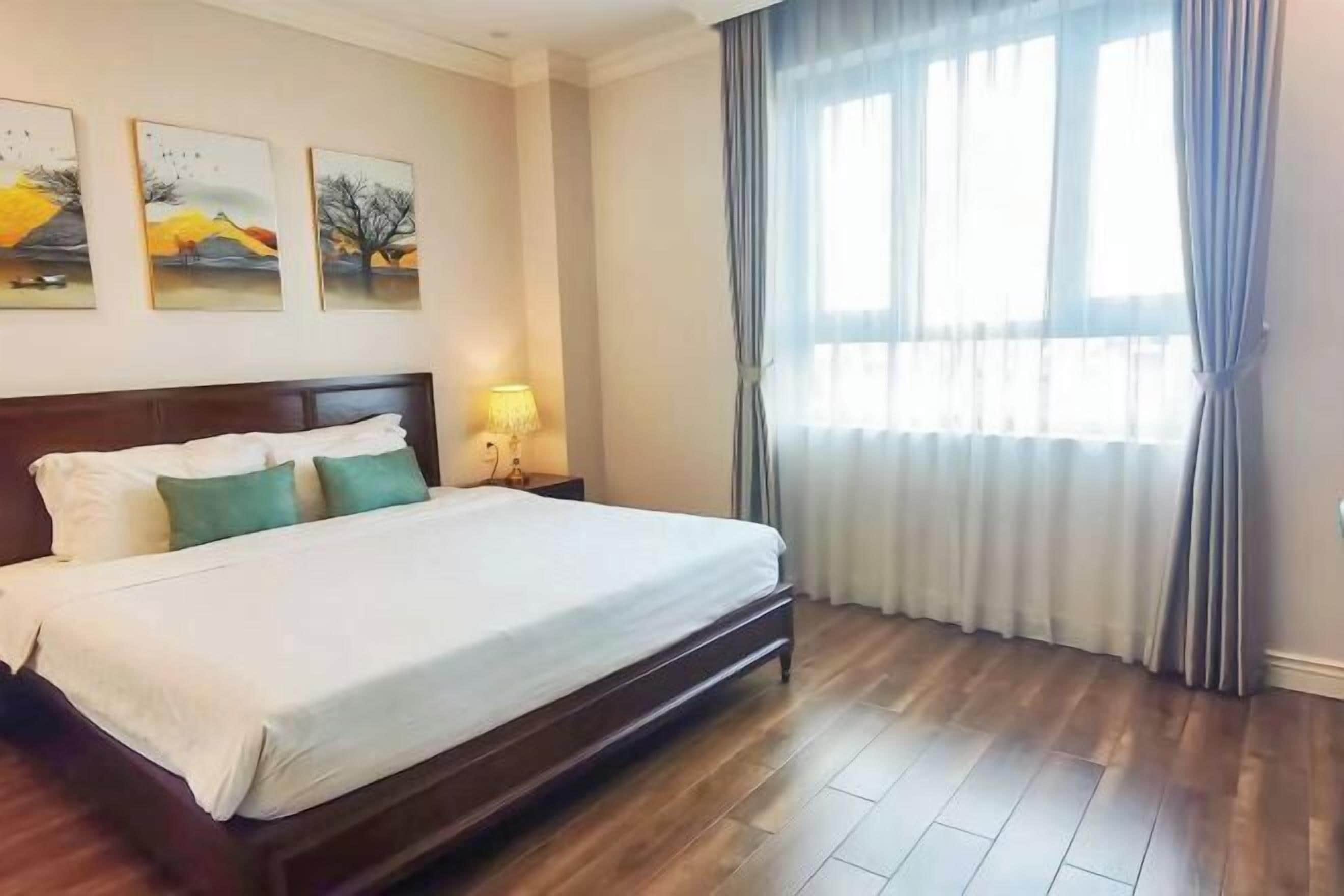 Minibar, bureau, système d’insonorisation, fer et planche à repasser