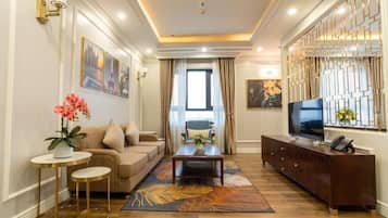 Luxe appartement, 1 slaapkamer | Een minibar, een bureau, geluiddichte muren, een strijkplank/strijkijzer