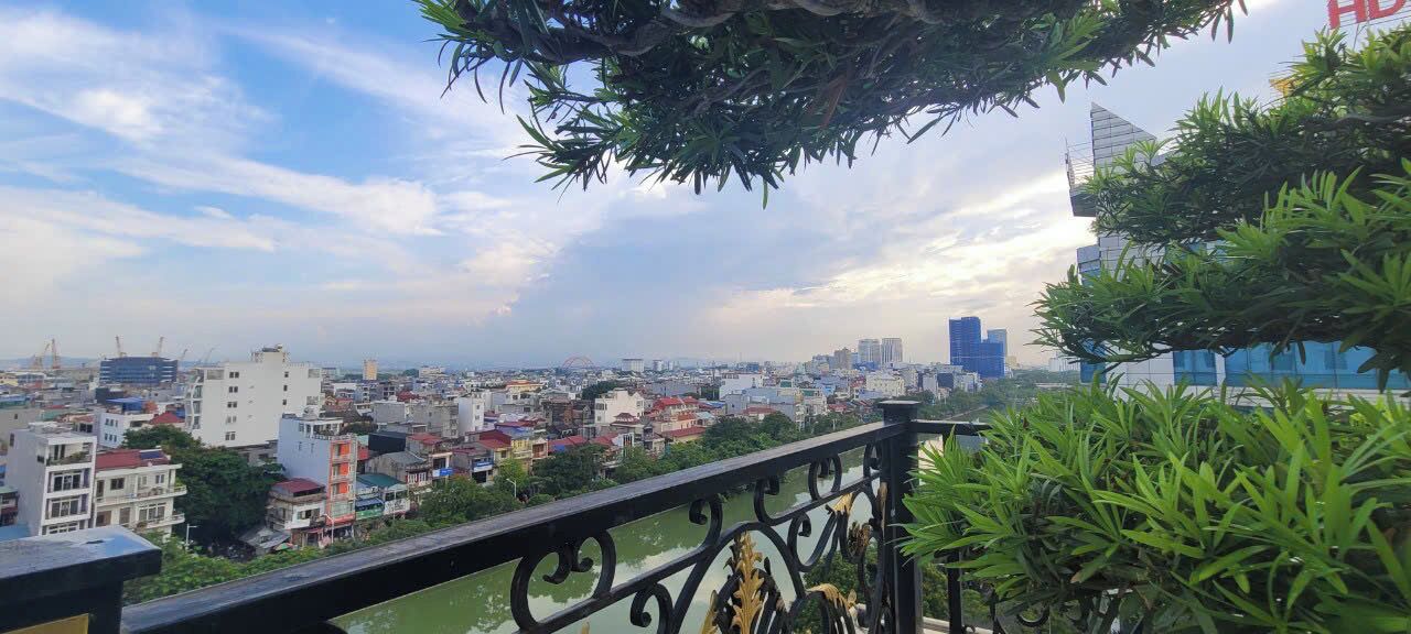 Paisagem urbana com vista para edifícios, um rio e uma ponte.