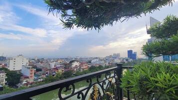 Paisagem urbana com vista para edifícios, um rio e uma ponte.