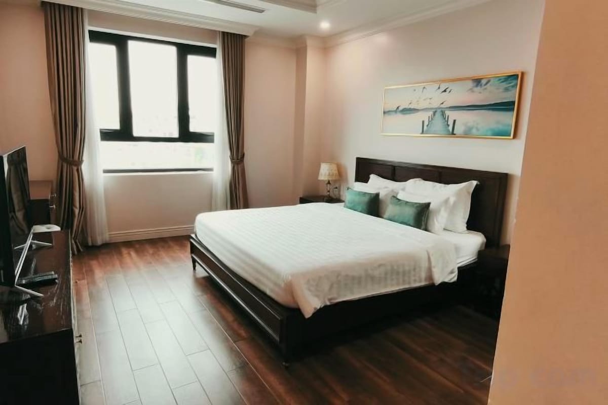 Minibar, desk, soundproofing, iron/ironing board