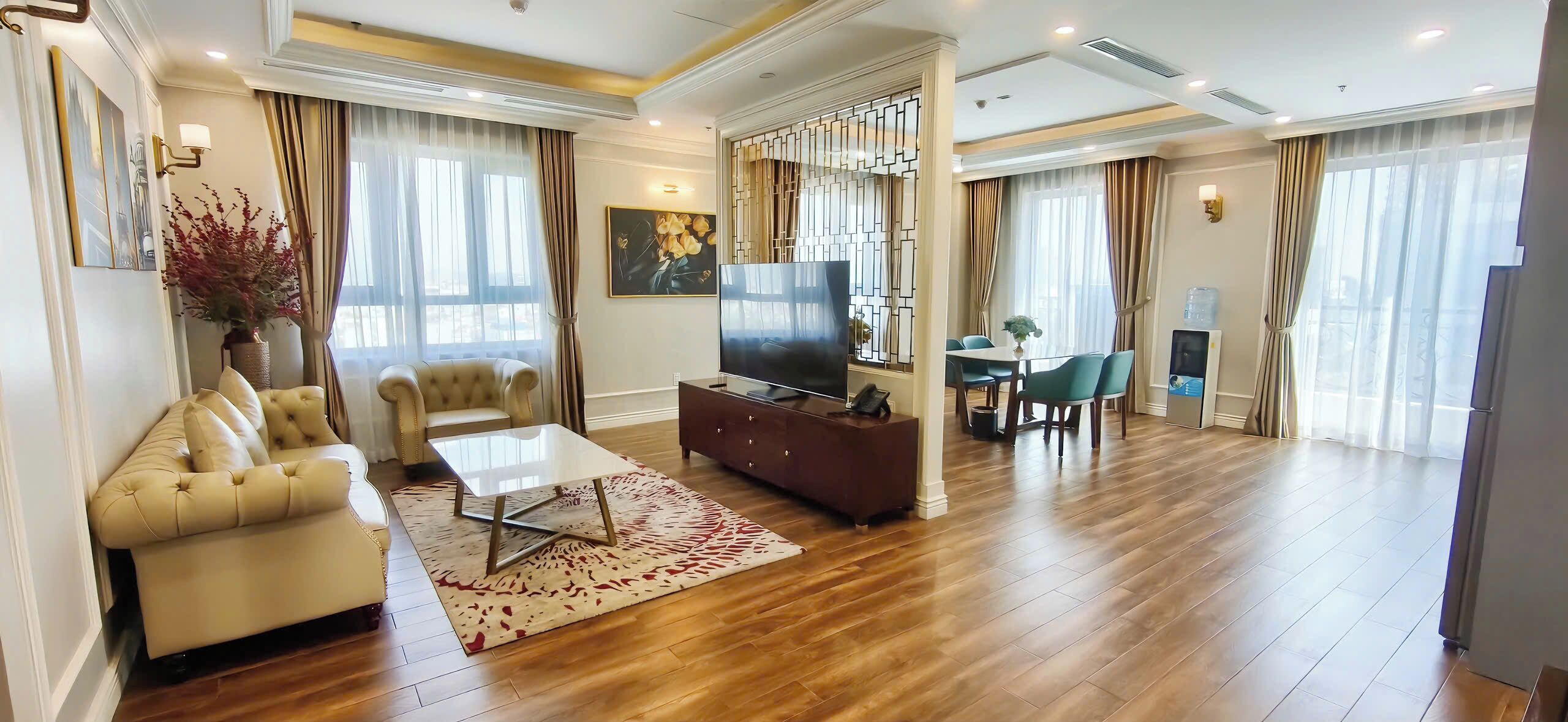 Departamento ejecutivo, 1 habitación | Área de sala de estar | Smart TV de 40 pulgadas con canales digitales y televisión 